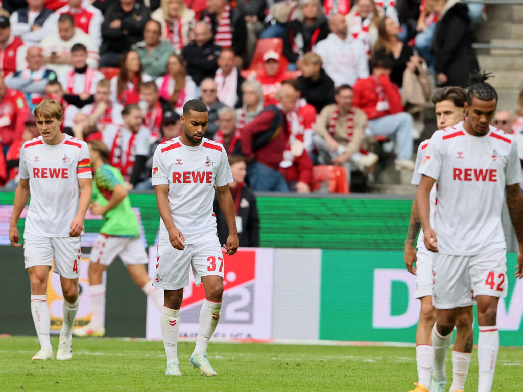 Die Spieler des 1. FC Köln sind bedrückt.