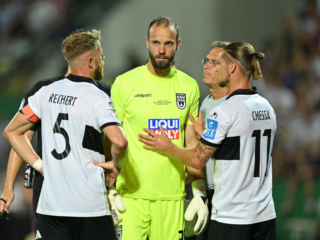 Christian Ortag vom SSV Ulm spricht mit seinen Teamkameraden Johannes Reichert und Dennis Chessa.