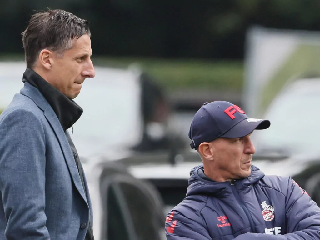 Christian Keller und Gerhard Struber verfolgen das Training des 1. FC Köln