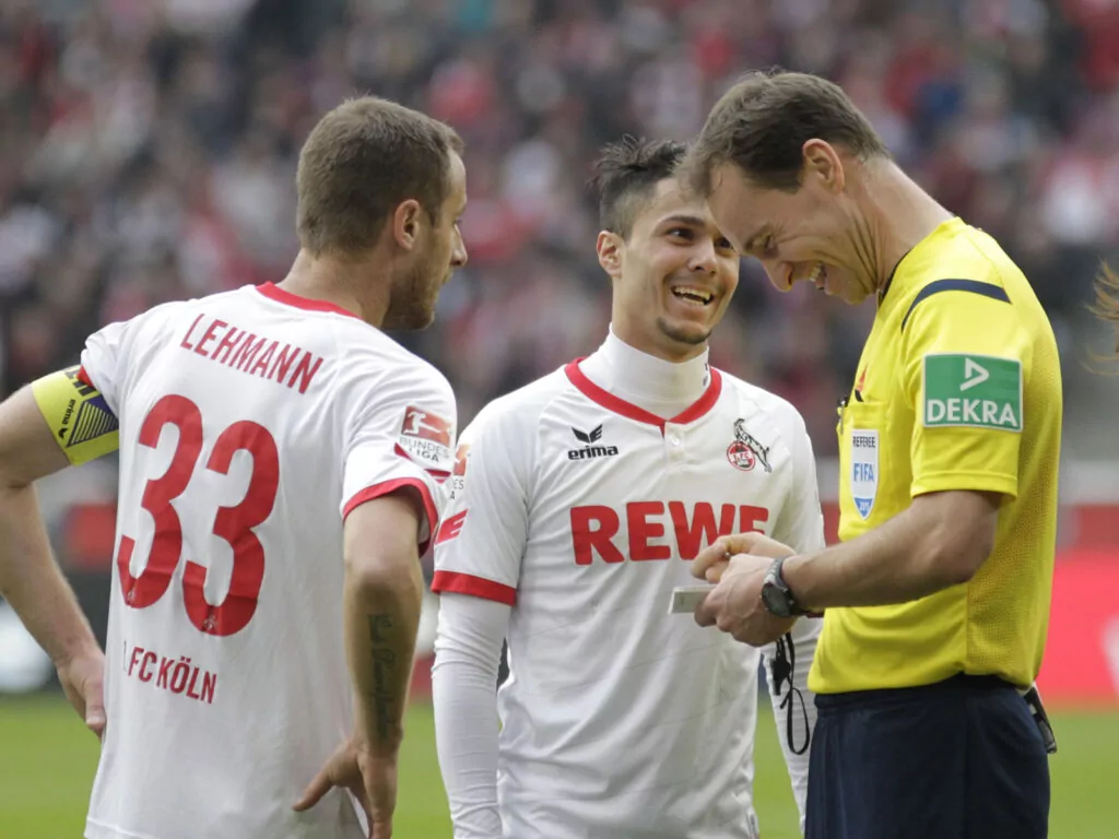 Bastian Dankert mit Spielern des 1. FC Köln