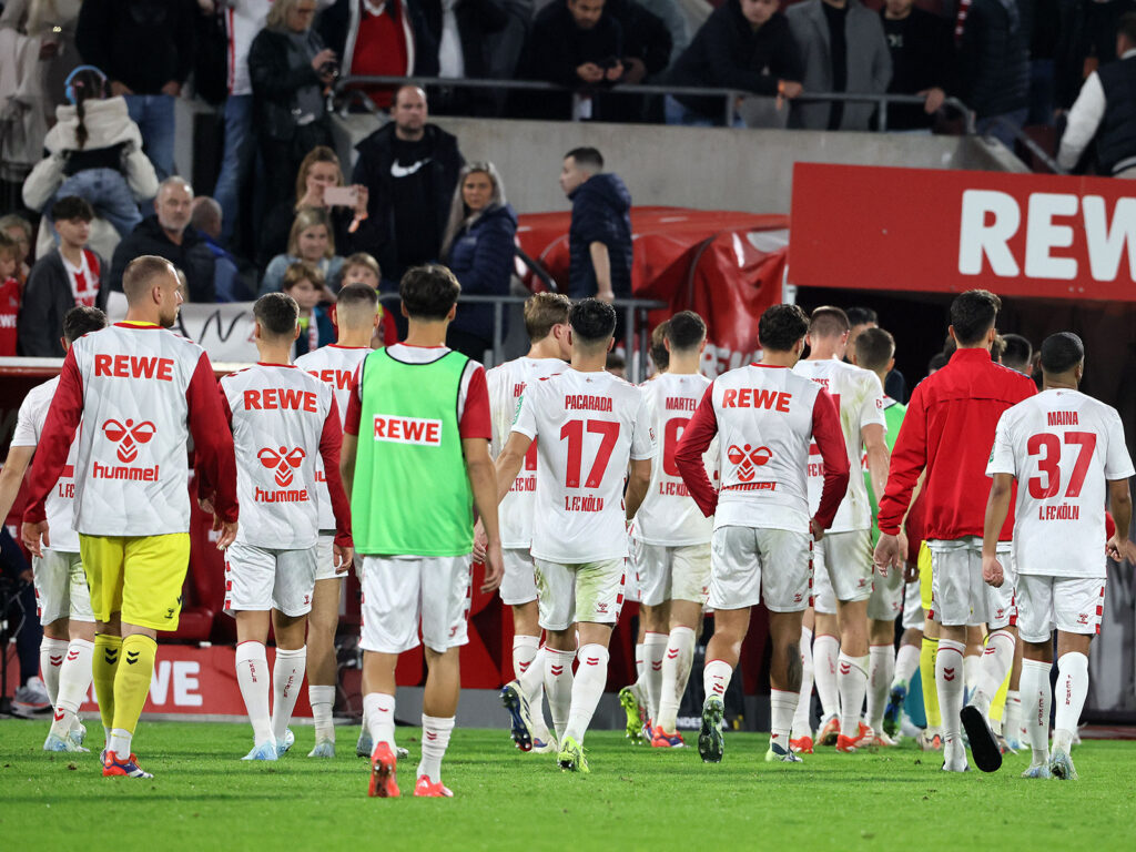 Die Spieler des 1. FC Köln verlassen enttäuscht das Spielfeld