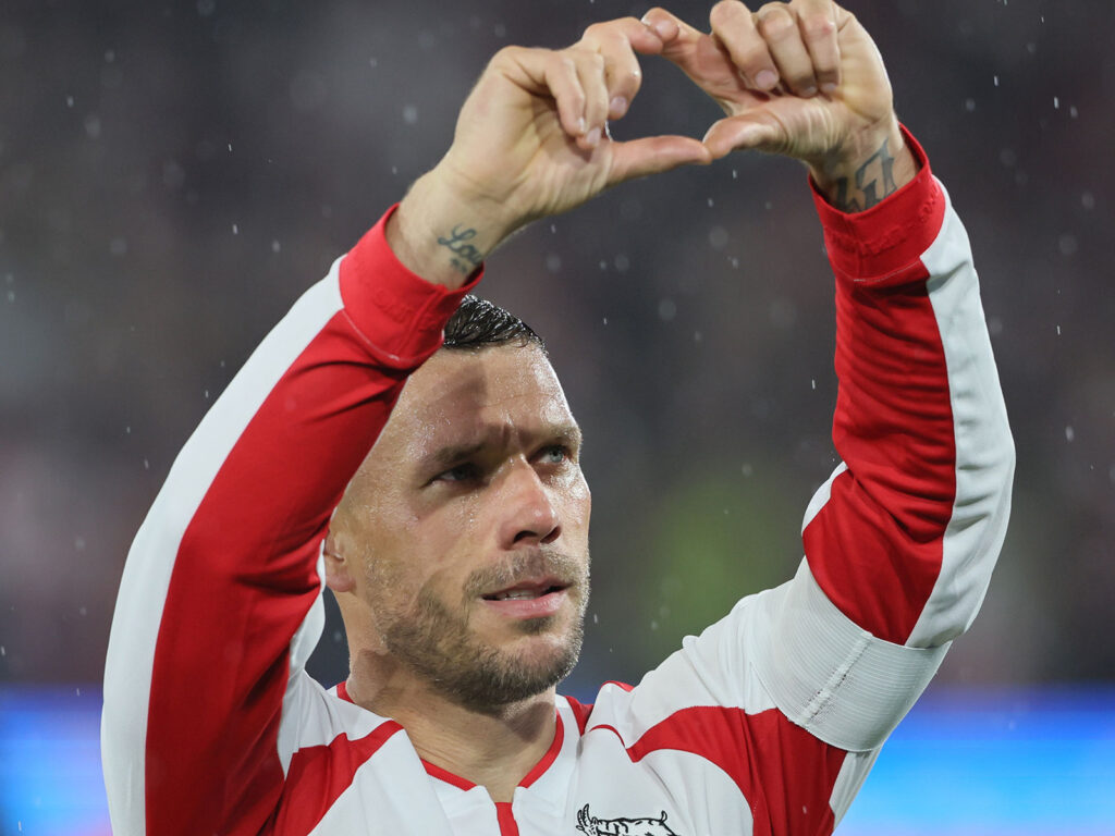 Lukas Podolski verabschiedet sich von seinen Fans