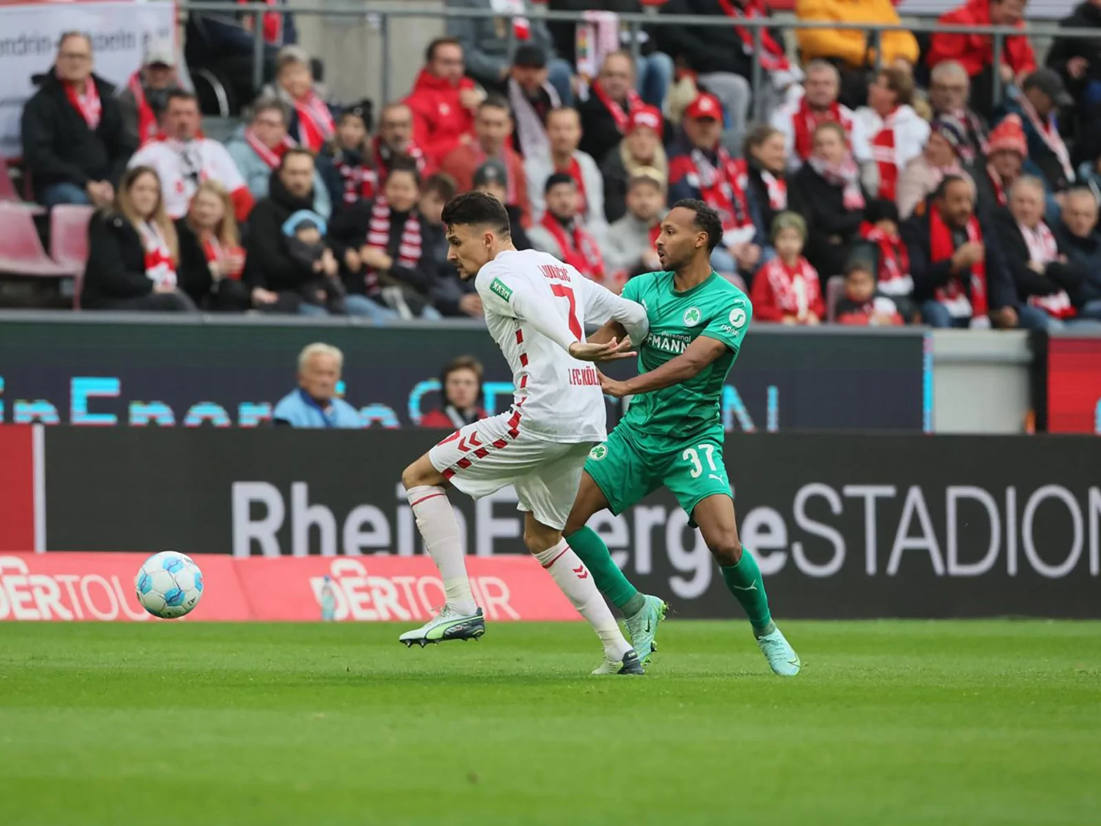 Dejan Ljubicic im Zweikampf