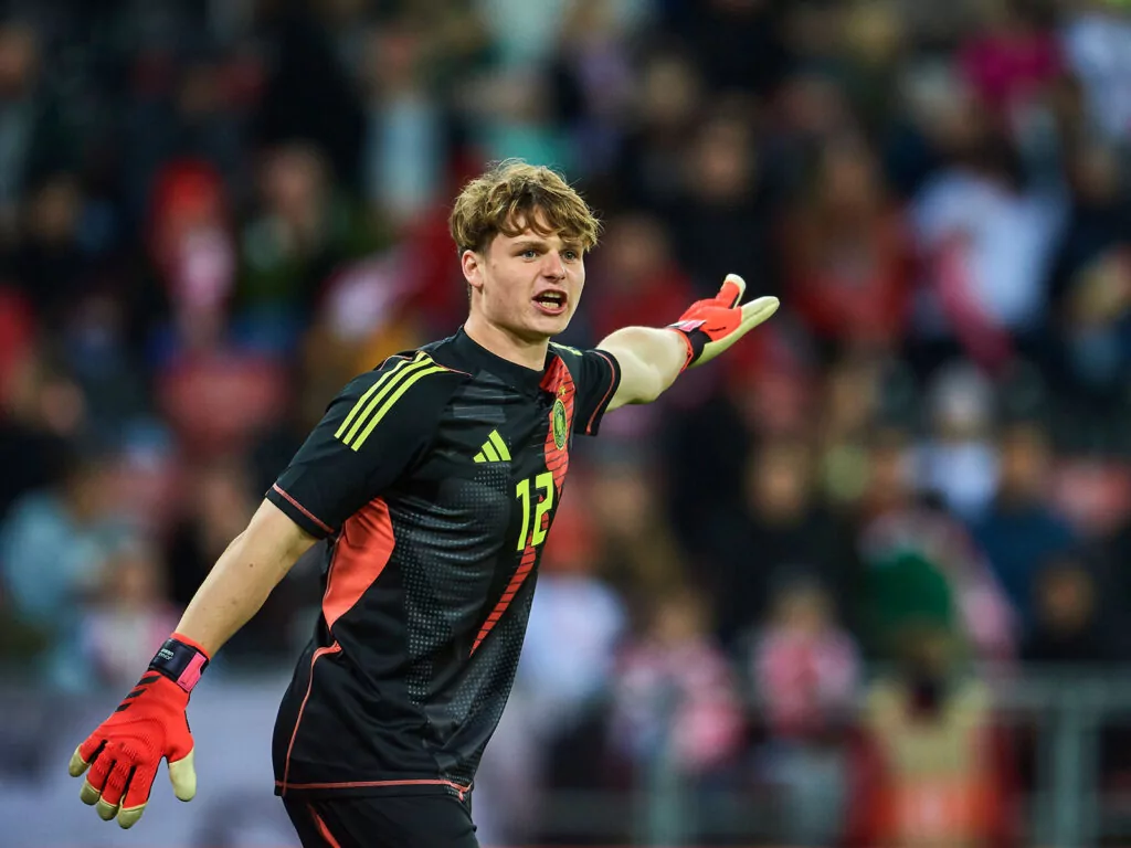 Jonas Urbig im DFB-Dress
