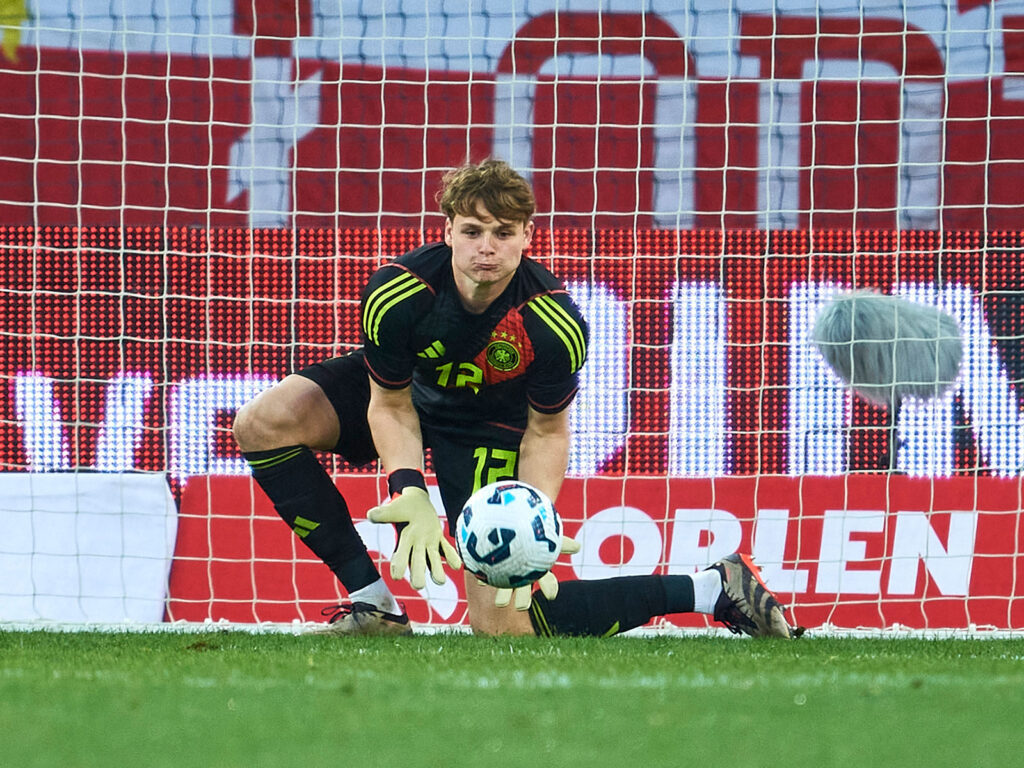 Jonas Urbig vom 1. FC Köln im Trikot der deutschen U21