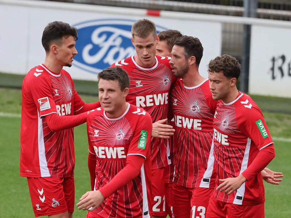 Mark Uth wird nach seinem Traumtor beglückwünscht