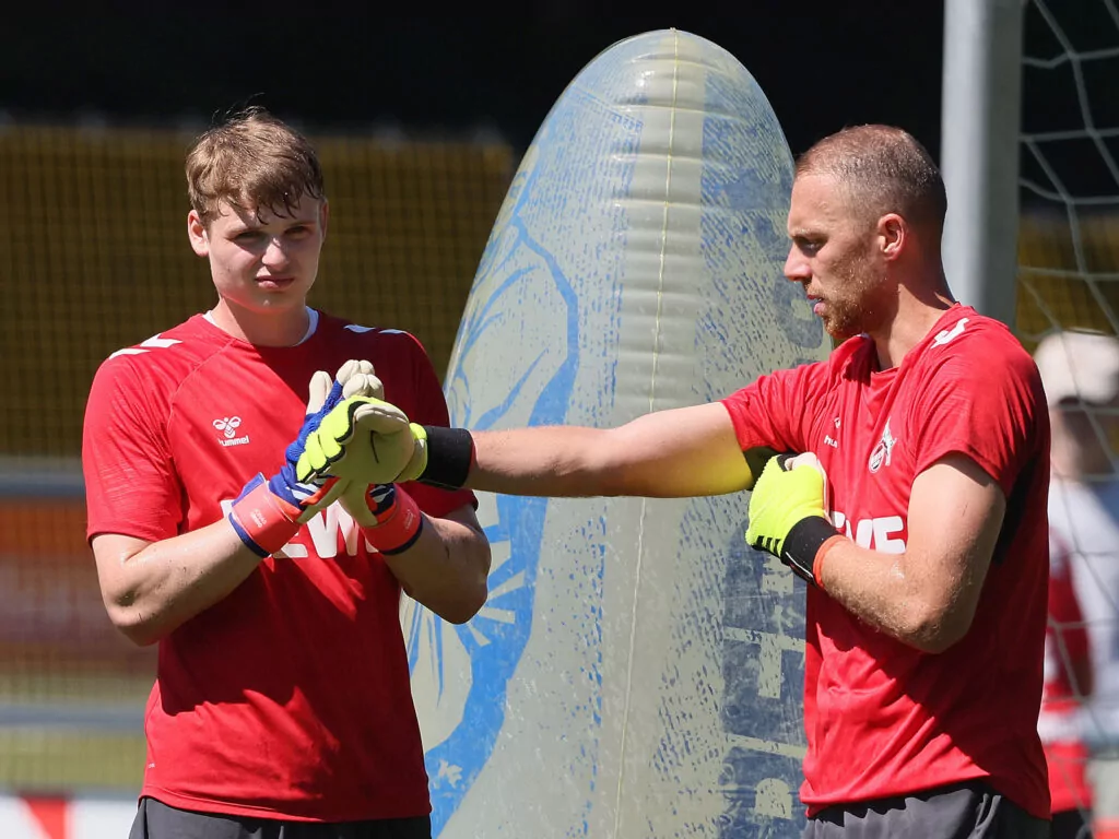 Jonas Urbig und Marvin Schwäbe beim Training