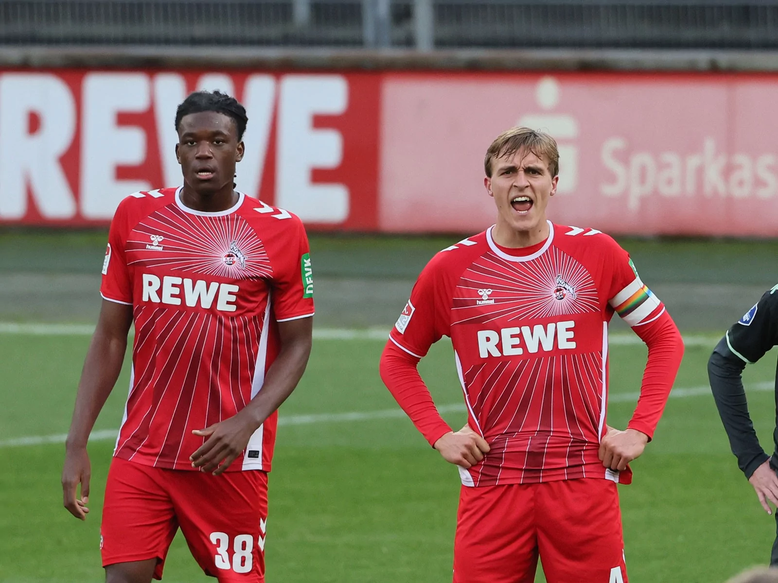 Elias Bakatukanda und Timo Hübers beim Spiel des 1. FC Köln
