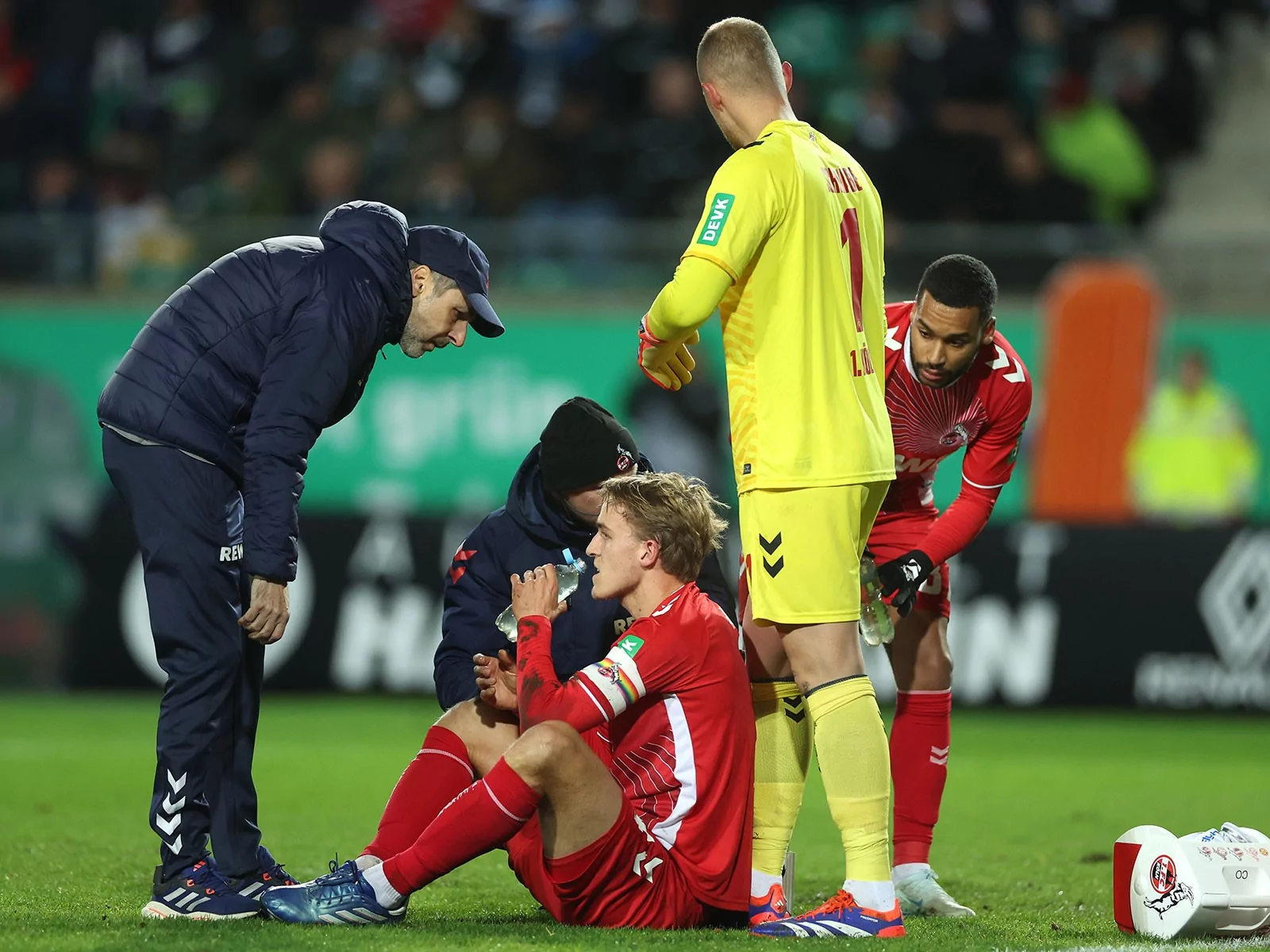 Timo hübers erleidet eine Gehirnerschütterung im Duell des 1. FC Köln