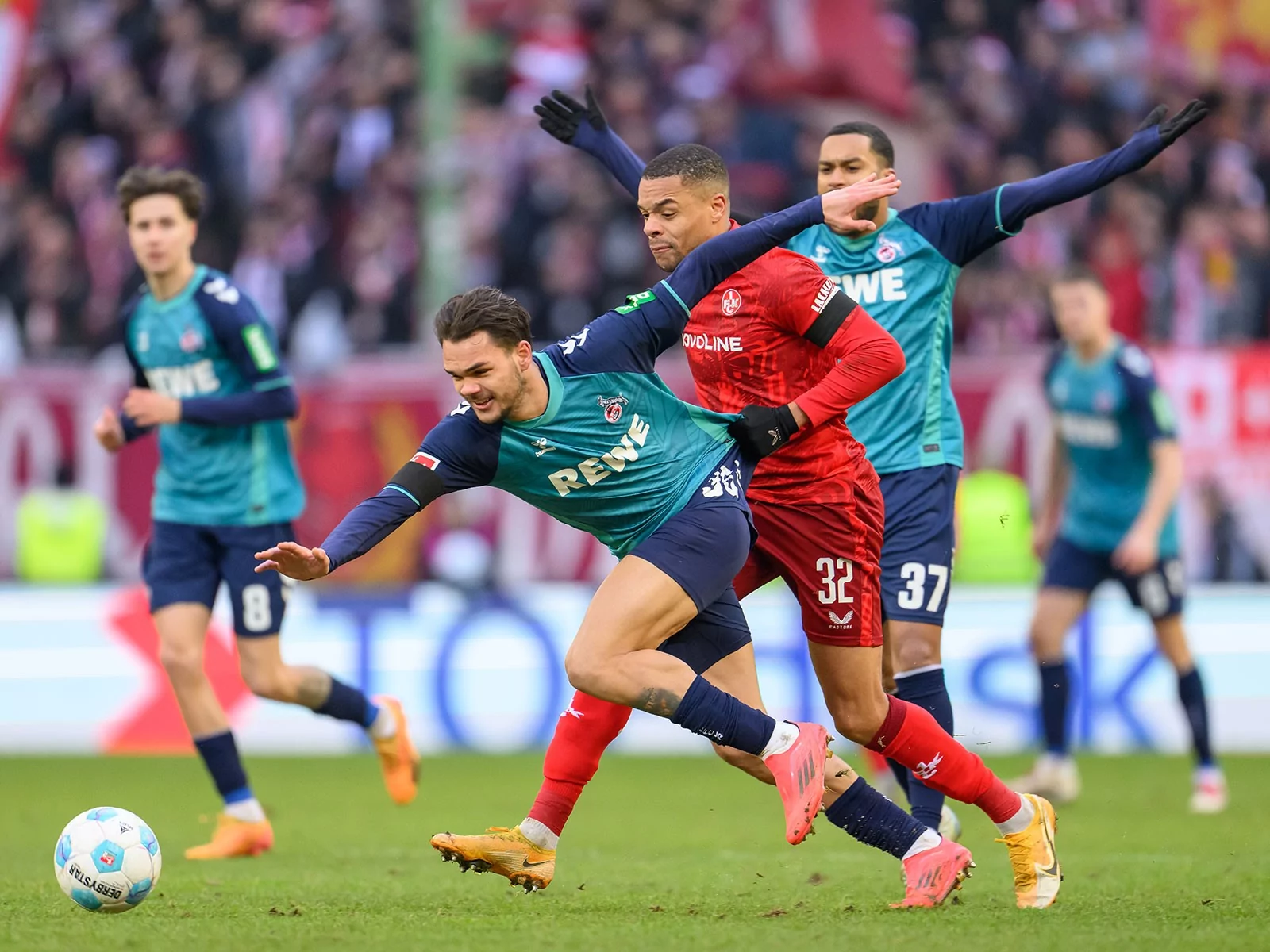 MAx Finkgräfe im Duell beim Spiel des 1. FC Köln gegen Kaiserslautern