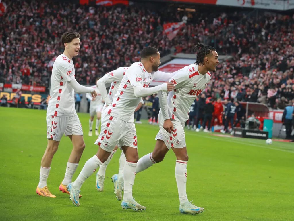 Jubelnde Spieler beim Duell des 1. FC Köln gegen den 1. FC Nürnberg