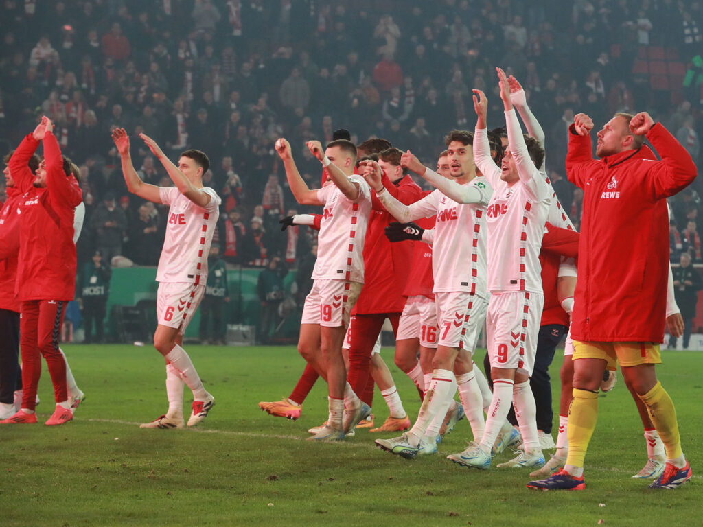 Die Spieler des 1. FC Köln jubeln nach dem Pokalerfolg