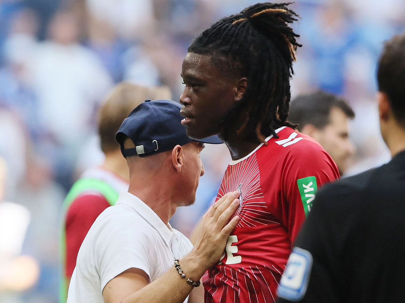 Elias Bakatukanda vom 1. FC Köln mit Trainer Gerhard Struber
