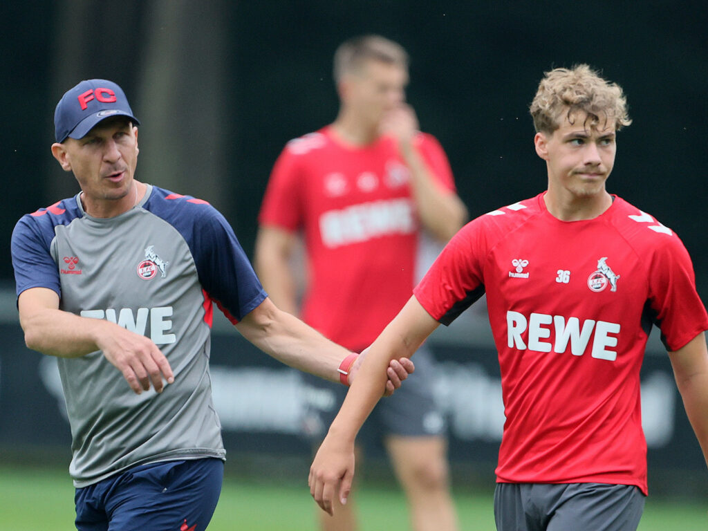 Gerhard Struber und Meiko Wäschenbach beim Training des 1. FC Köln