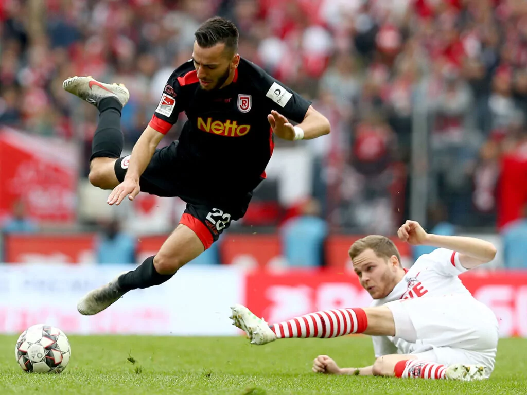 Sargis Adamyan im Trikot von Jahn Regensburg und im Duell gegen Benno Schmitz