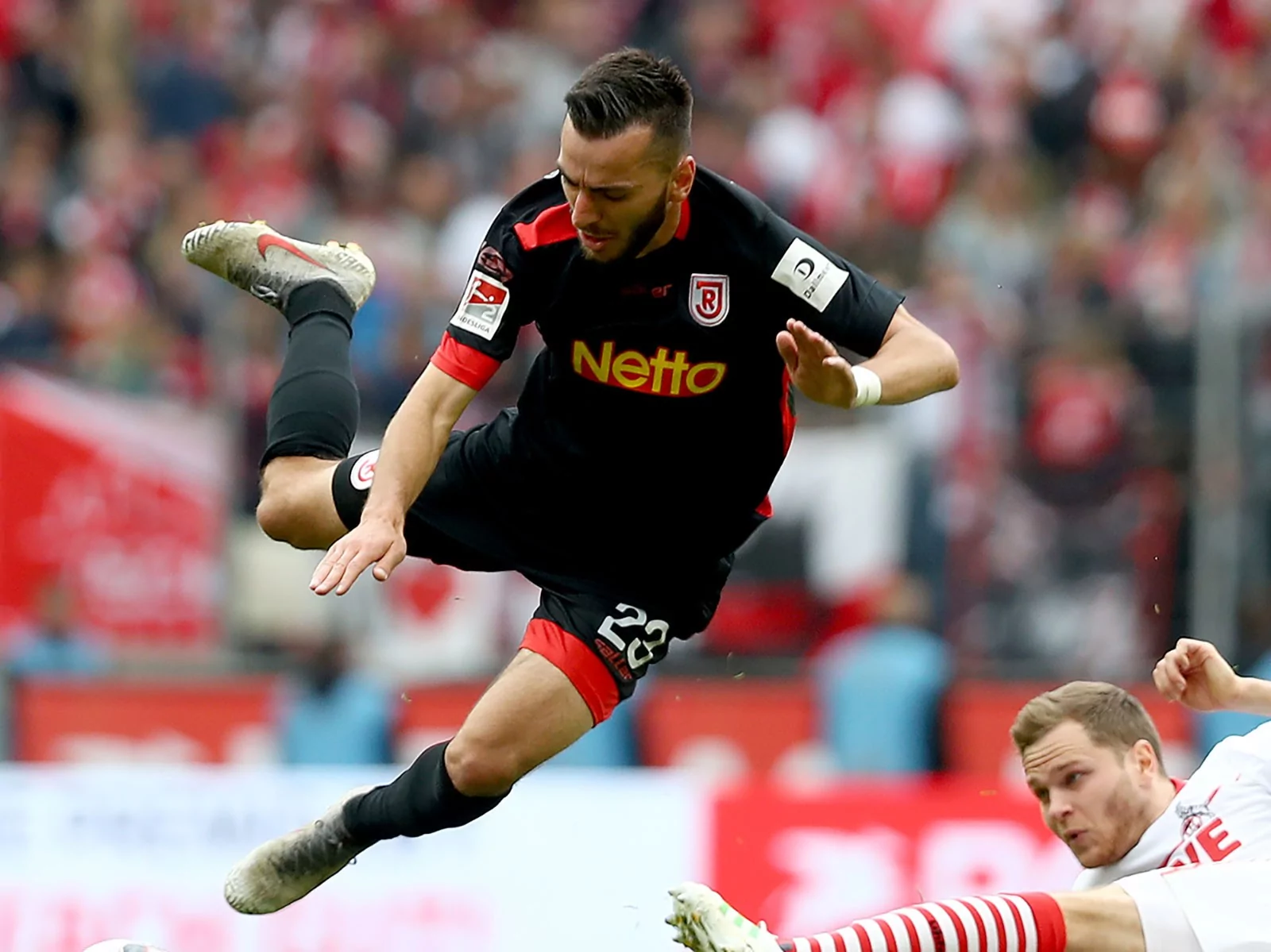 Sargis Adamyan im Trikot von Jahn Regensburg und im Duell gegen Benno Schmitz