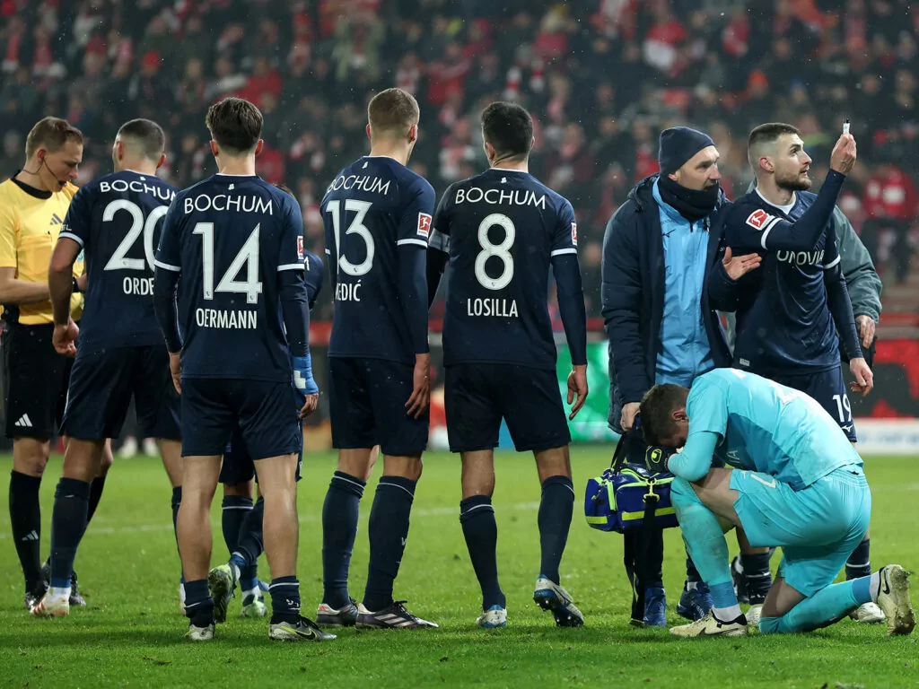 VfL-Keeper Drewes wurde von einem Gegenstand getroffen