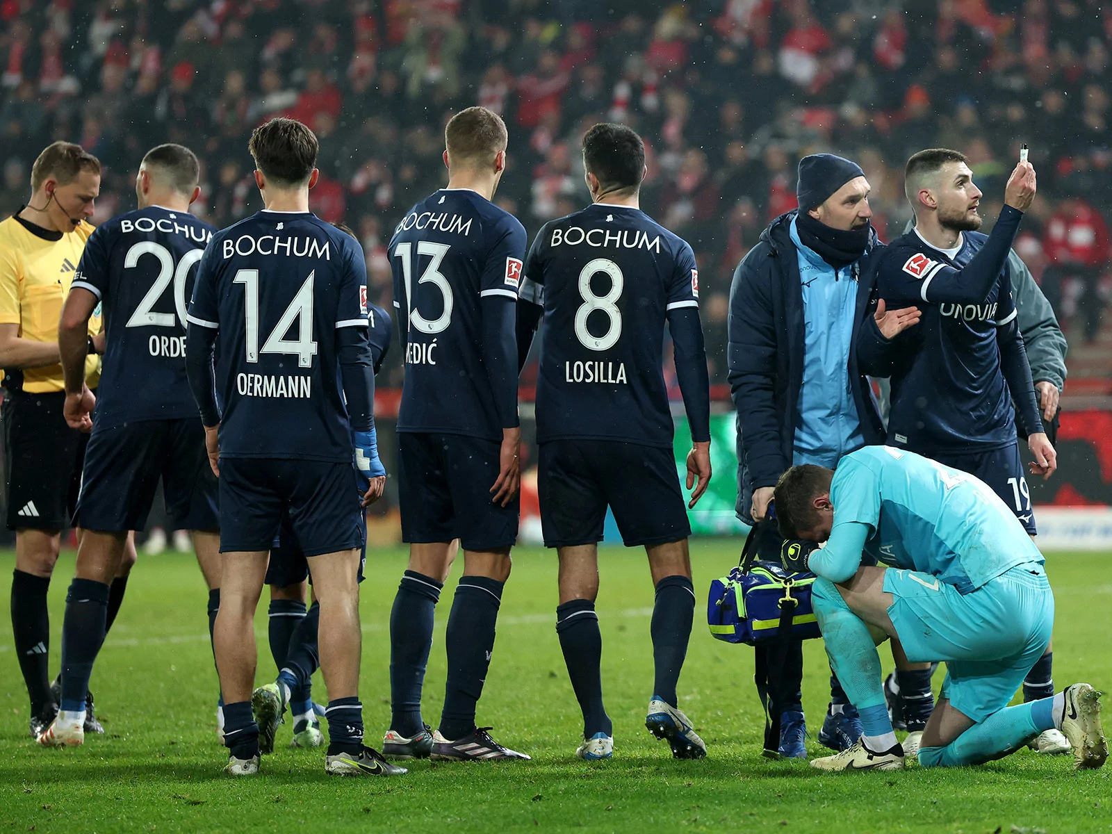 VfL-Keeper Drewes wurde von einem Gegenstand getroffen