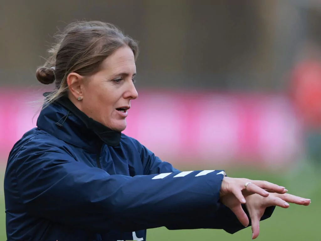 Britta Carlson beim Training des 1. FC Köln