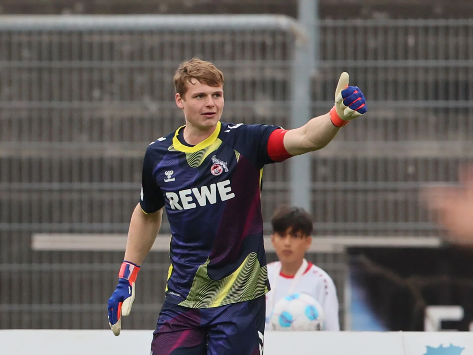 Wie lange bleibt Jonas Urbig noch beim 1. FC Köln?