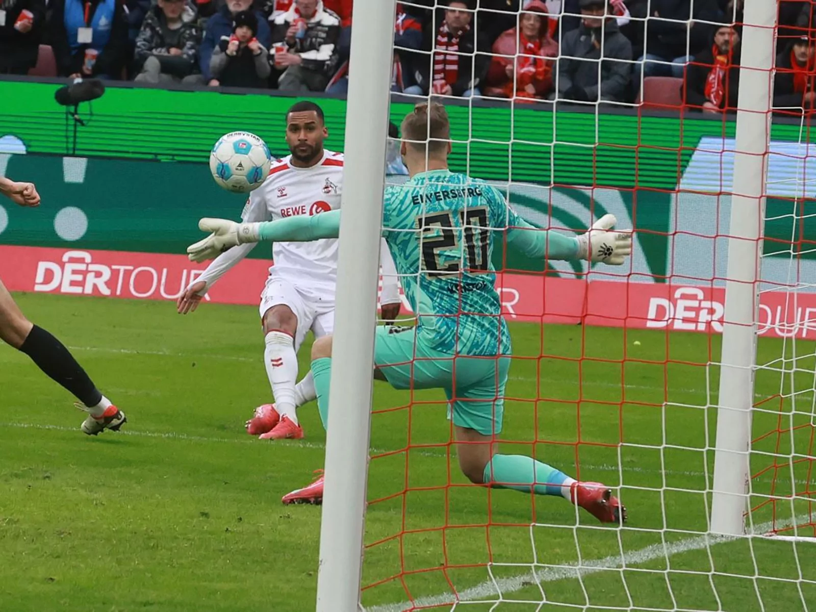 Linton Maina erzielt das vermeintliche 1:0