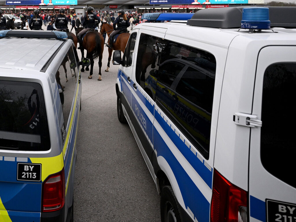 Polizei im Einsatz vor einem Fußballspiel