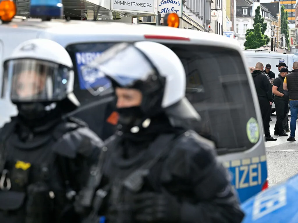 Polizei bei einem Fußballspiel (Archivfoto)