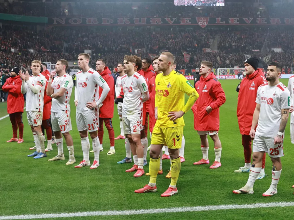 Enttäuschung pur: Die Spieler des 1. FC Köln nach der 2:3-Niederlage