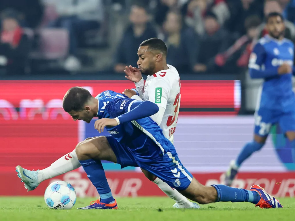 Linton Maina im Zweikampf in der Begegnung gegen den 1. FC Magdeburg