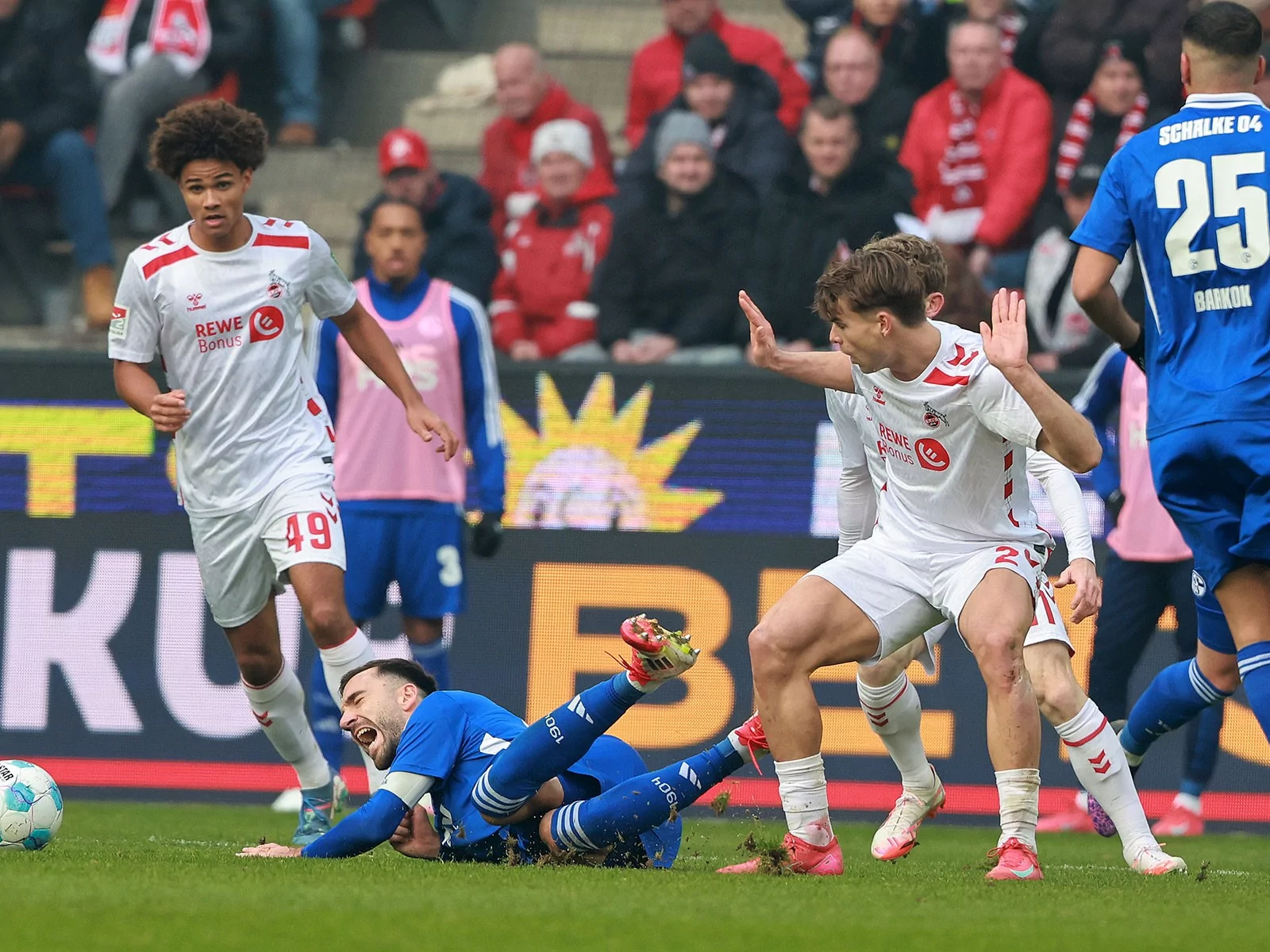 Joel Schmied im Duell gegen den FC SChalke 04