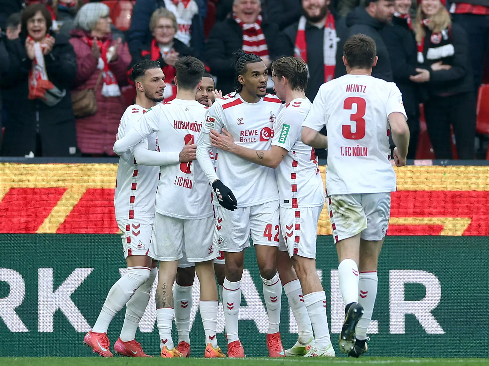 Jubel bei den Spielern des 1. FC Köln nach dem Tor gegen SChalke