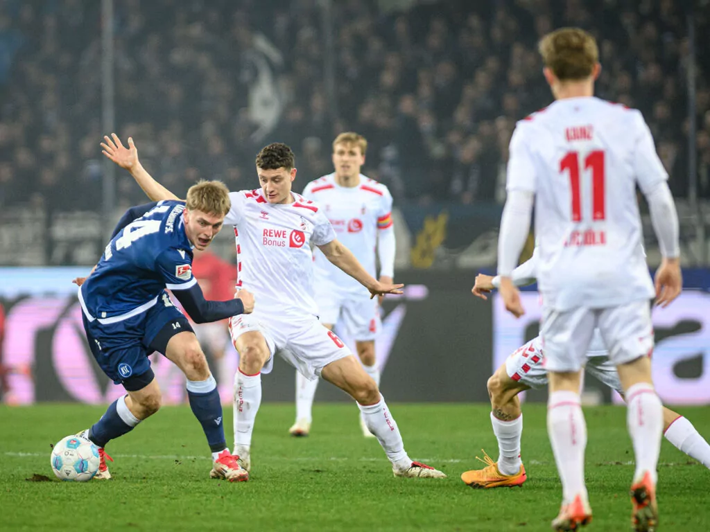 Eric Martel im Zweikampf im Spiel des 1. FC Köln gegen den Karslruher SC