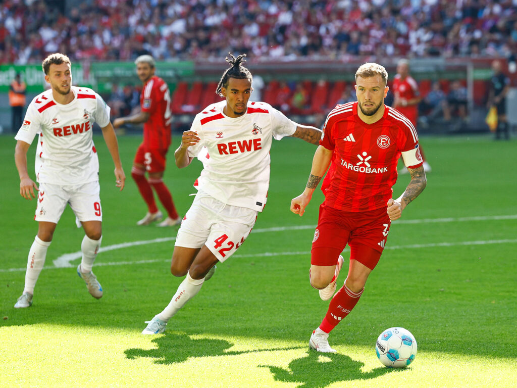 Damion Downs vom 1. FC Köln gegen André Hoffmann