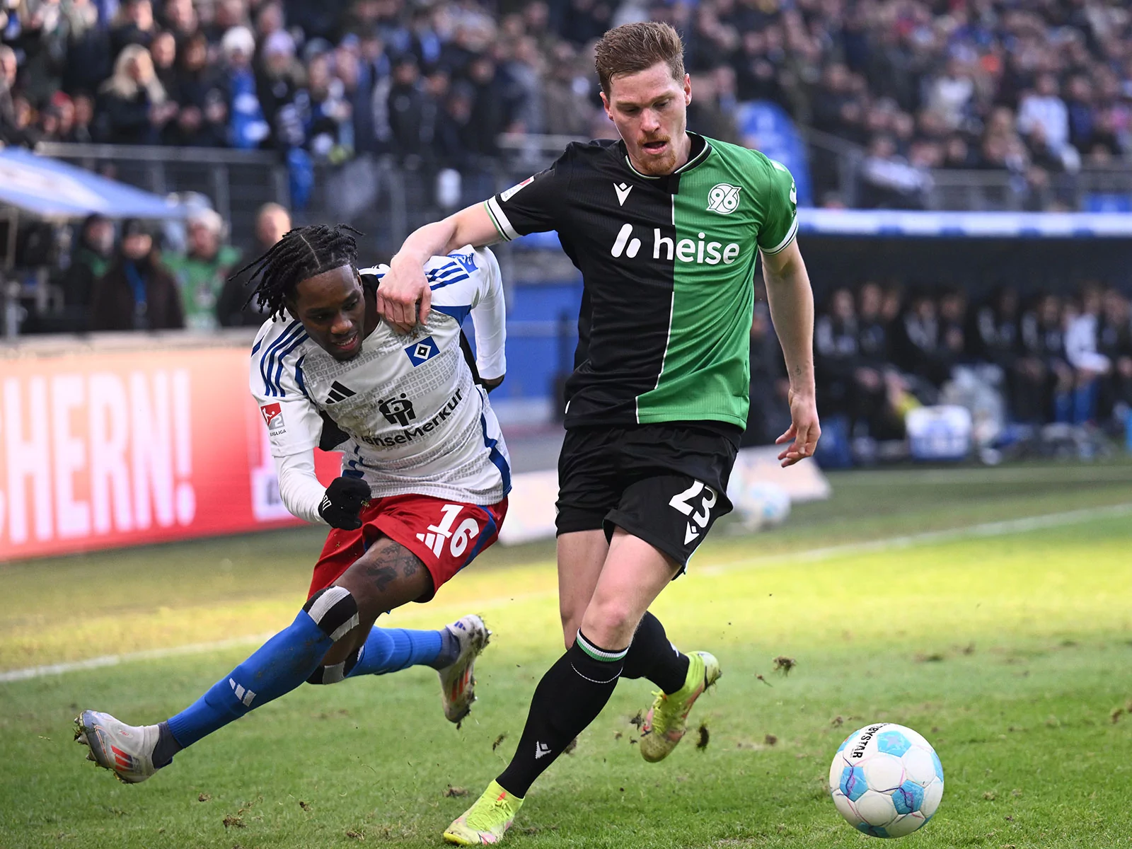 Adedire Mebude und Marcel Halstenberg im Zweikampf