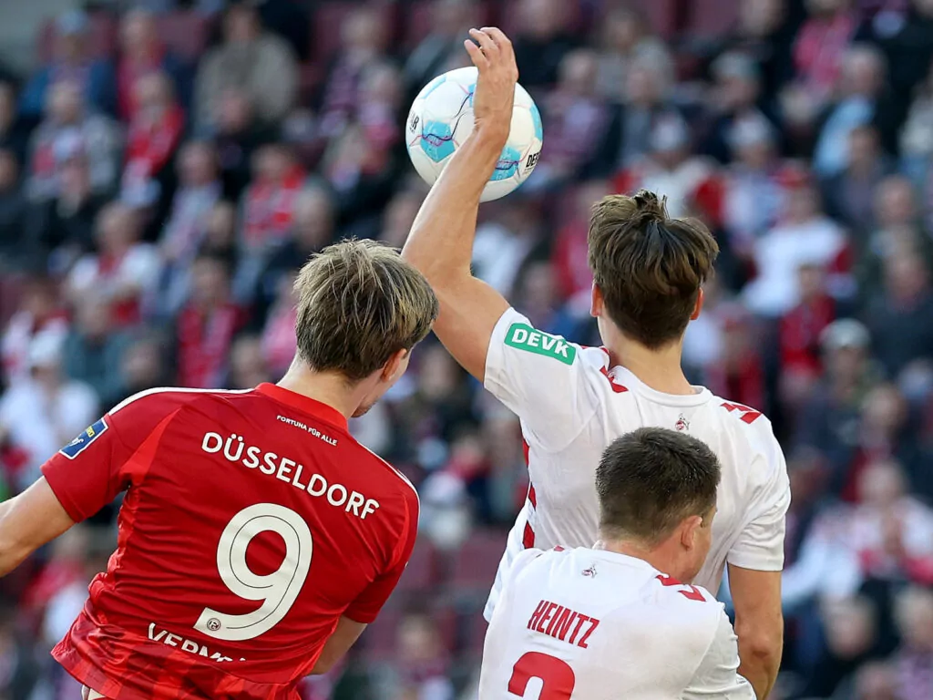 Die entscheidende Szene: Joel Schmied spielt den Ball mit der Hand