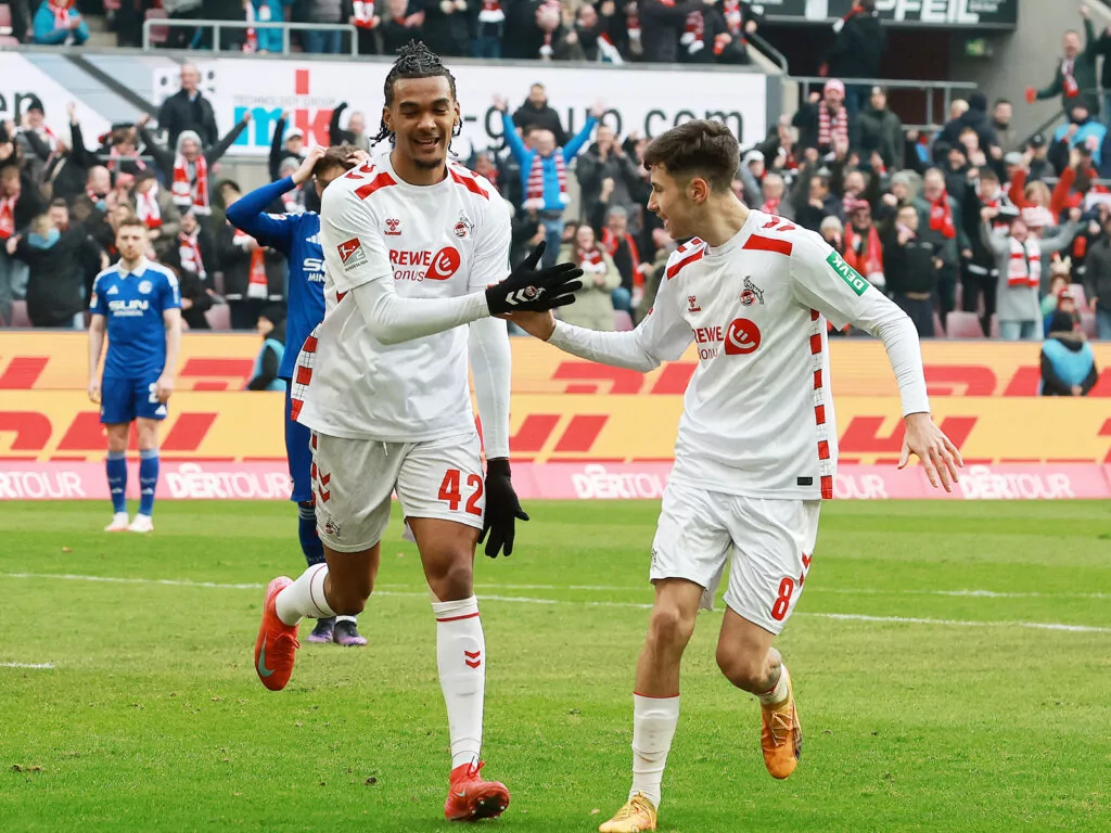 Damion Downs freut sich mit Denis Huseinbasic über seinen Treffer