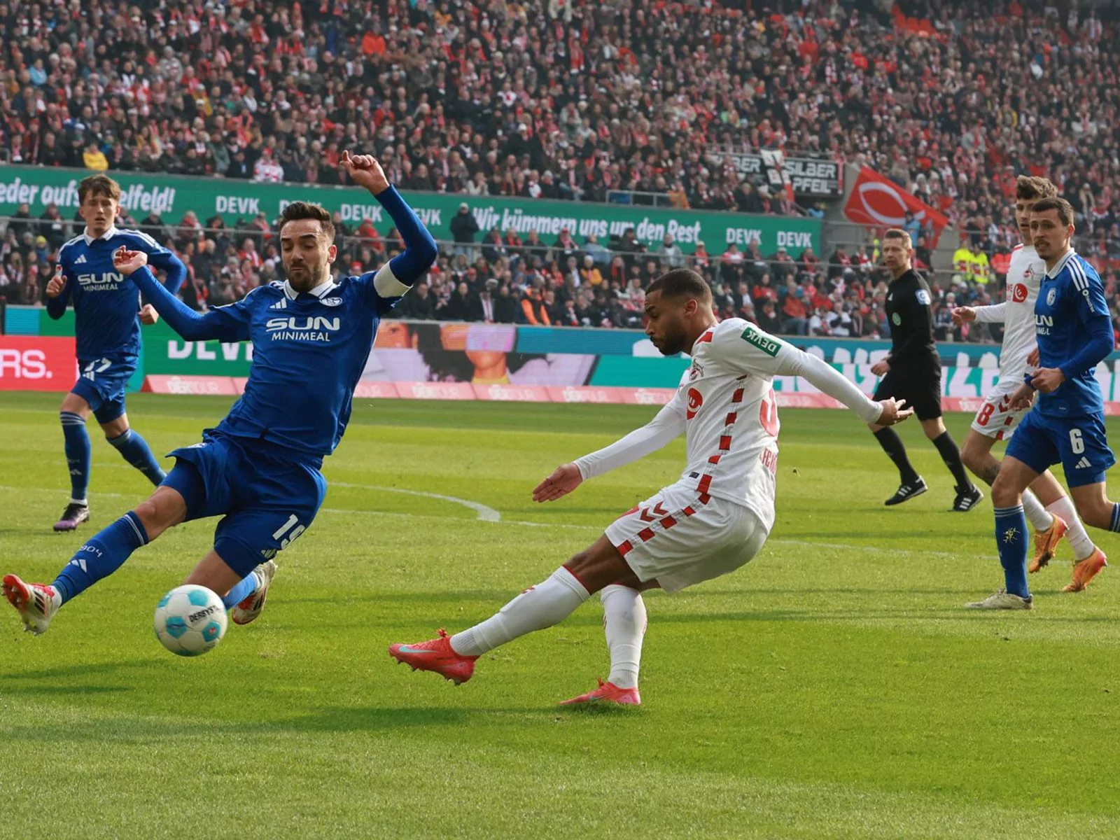 Linton Maina vom 1. FC Köln gegen Schalke 04