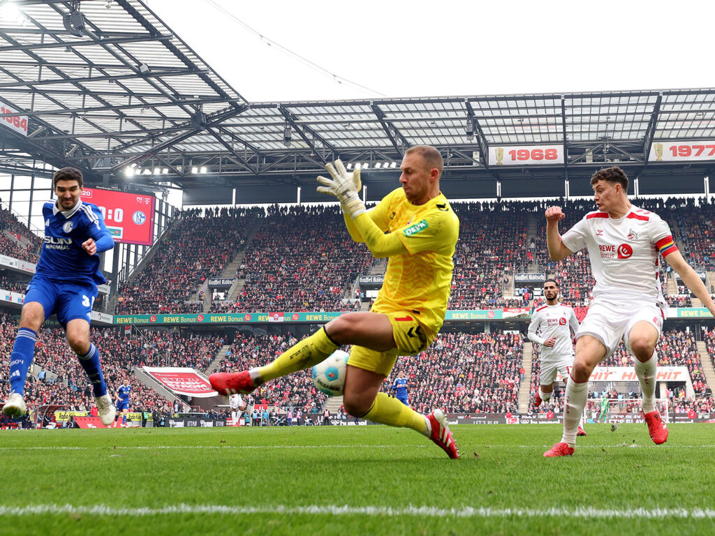 Marvin Schwäbe im Spiel des 1. FC Köln gegen den FC Schalke 04