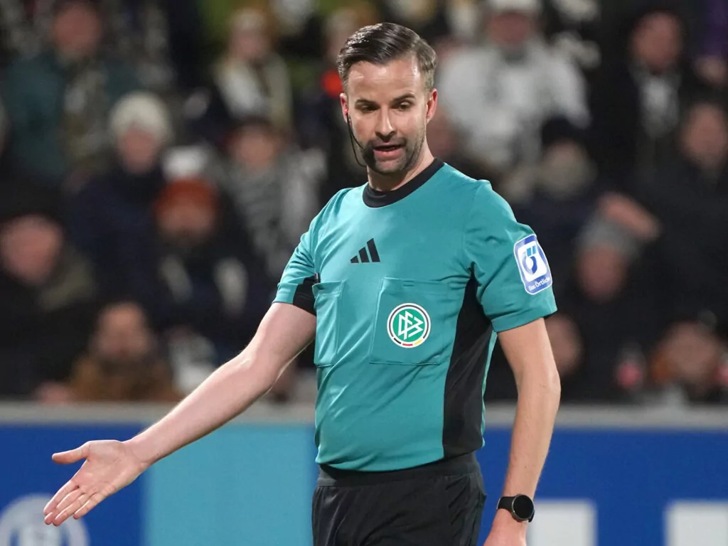 Michael Bacher leitet die Begegnung des 1. FC Köln
