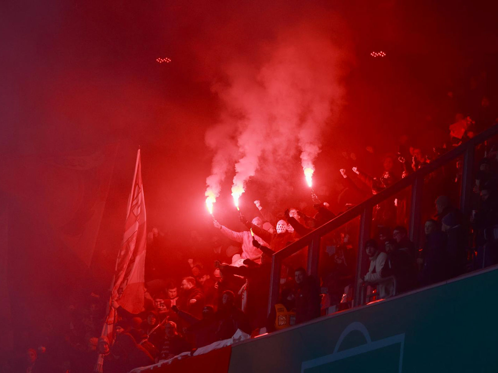 Pyrotechnik beim Spiel des 1. FC Köln in Leverkusen