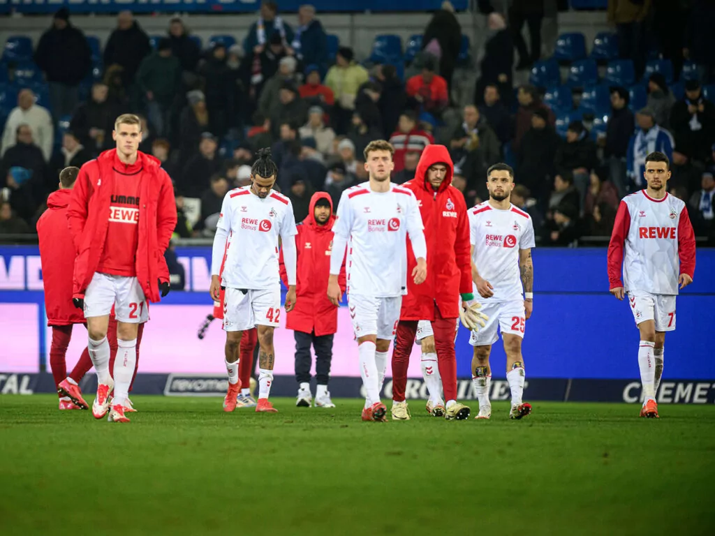 Enttäuschte Profis des 1. FC Köln nach dem Spiel gegen den Karlsruher SC.