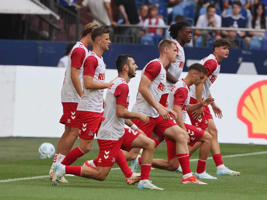 Die Spieler des 1. FC Köln wärmen sich auf