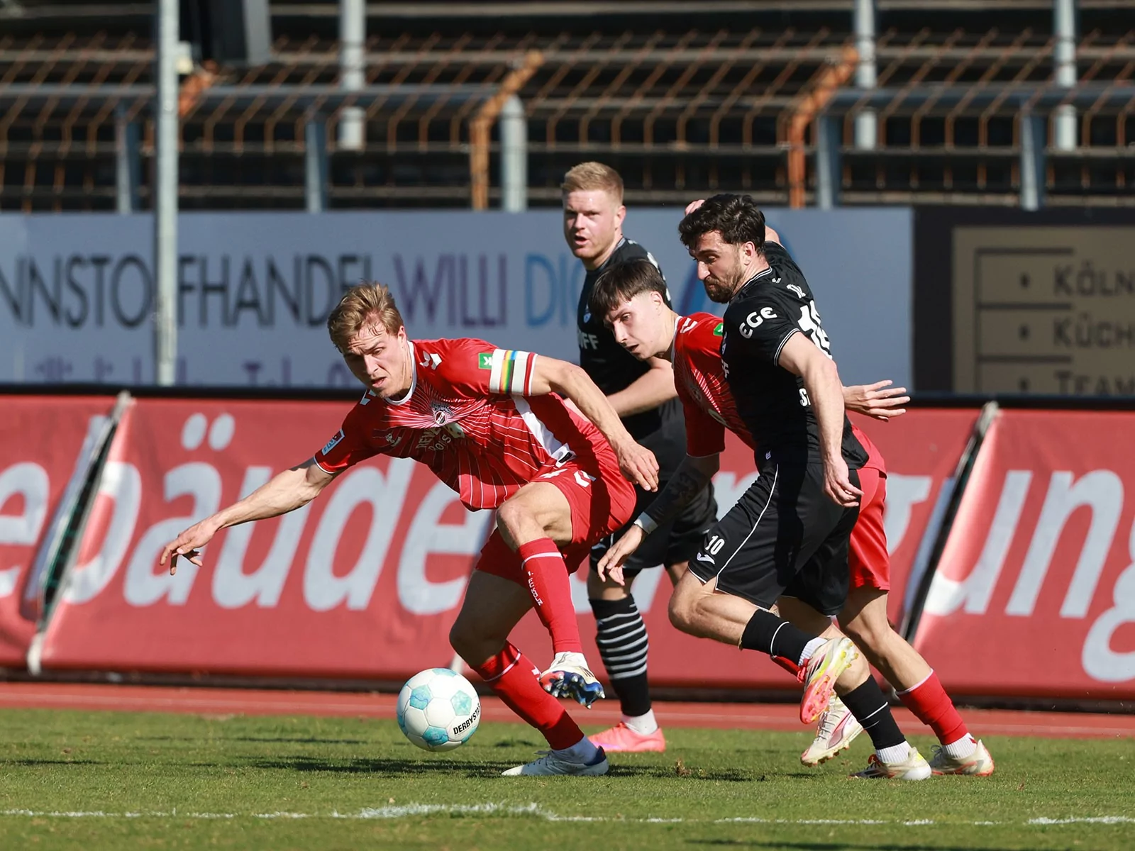 Timo Hübers im Spiel der Geißbcke gegen den SC Verl.