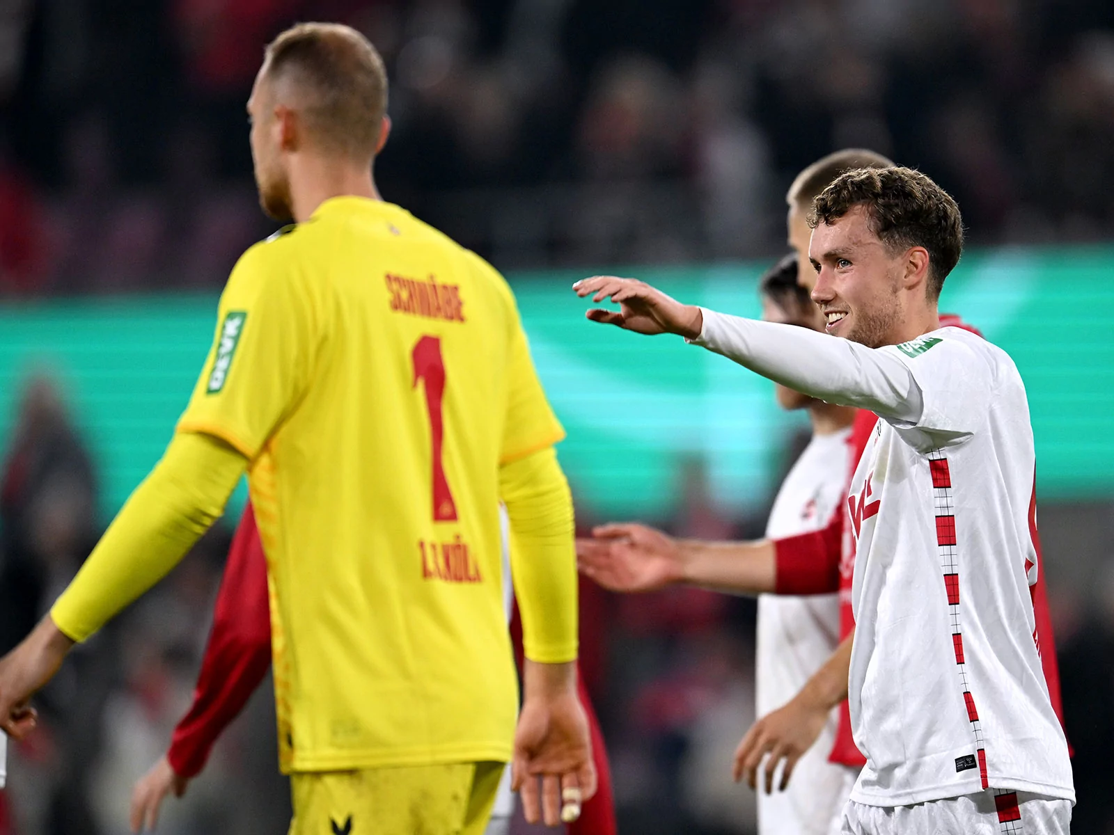 Die Spieler des 1. FC Köln jubeln nach dem Sieg