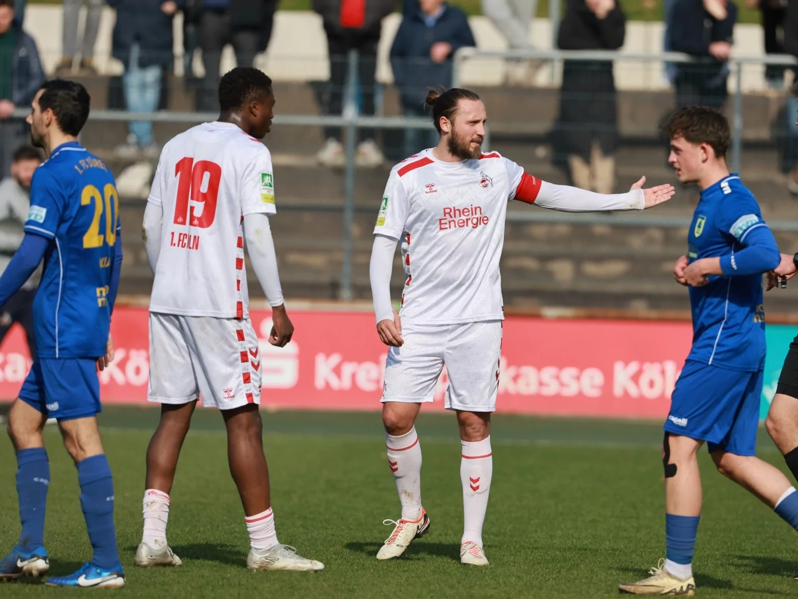 U21-Kapitän Marco Höger im Duell gegen Düren