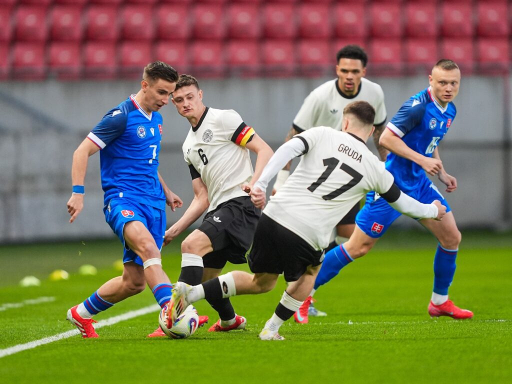 Eric Martel spielt mit der U21 gegen die Slowakei (Foto: Christian Hofer/Getty Images)