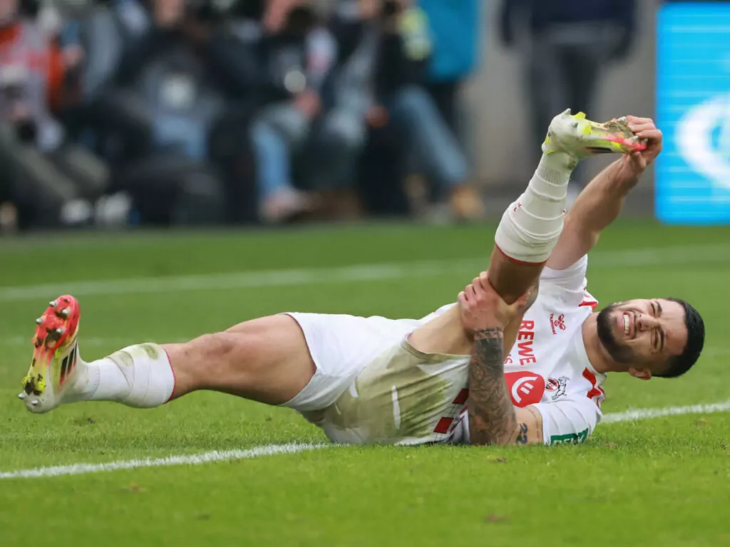 Jusuf Gazibegovic liegt angeschlagen am Boden.