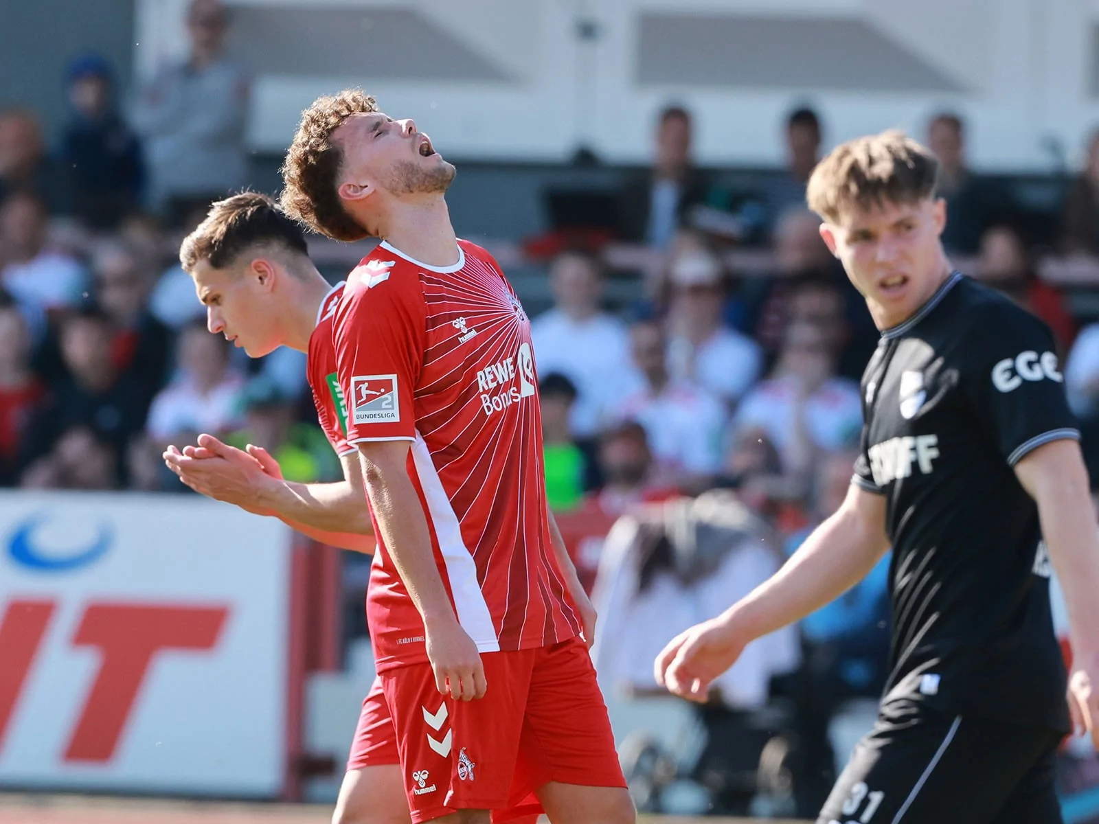 Luca Waldschmidt enttäuscht nach einer vergebenen Chance