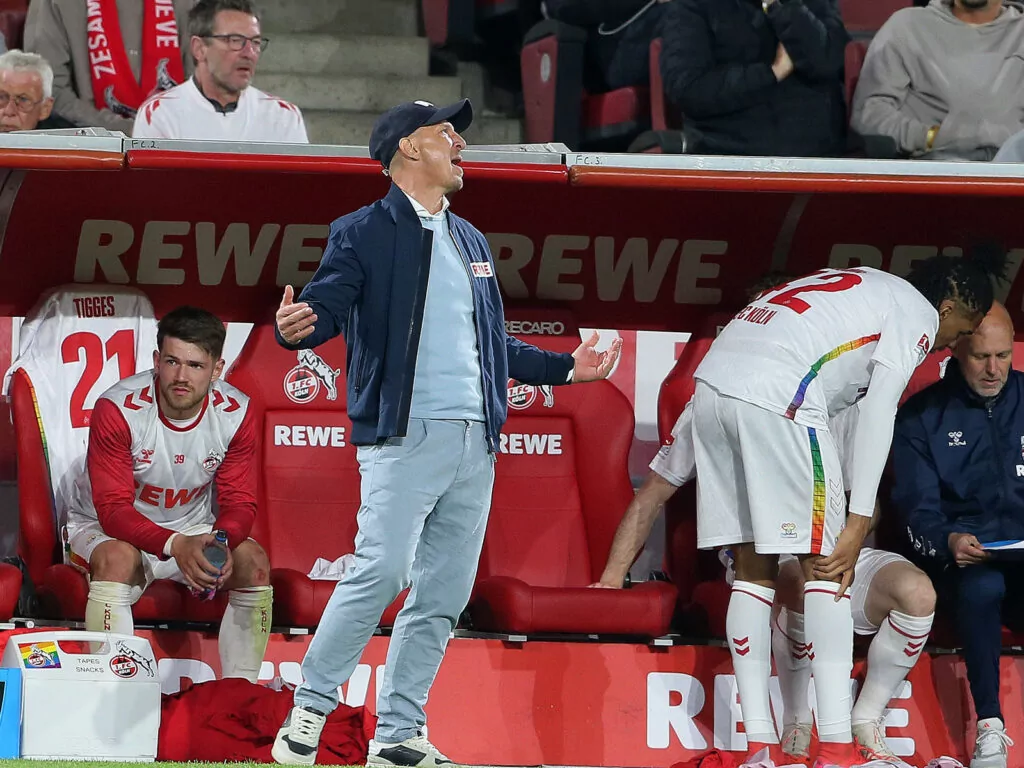 Gerhard Struber wirkt ratlos beim Spiel des 1. FC Köln gegen Hertha BSC