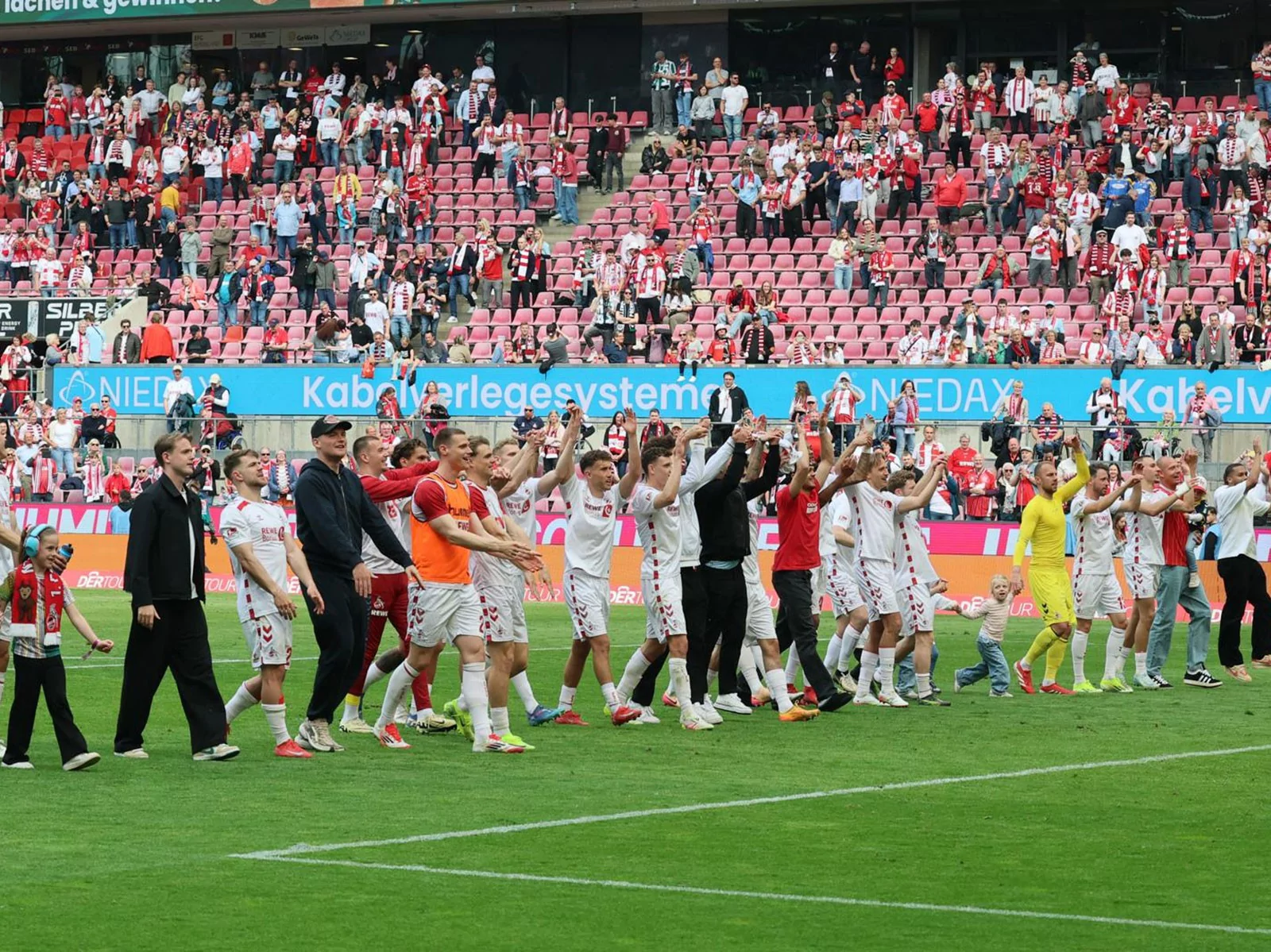 Die Spieler des 1. FC Köln nach dem 3:1